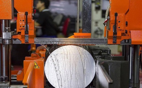 蓝山立式金属带锯床切削出现跑带故障解决方法！